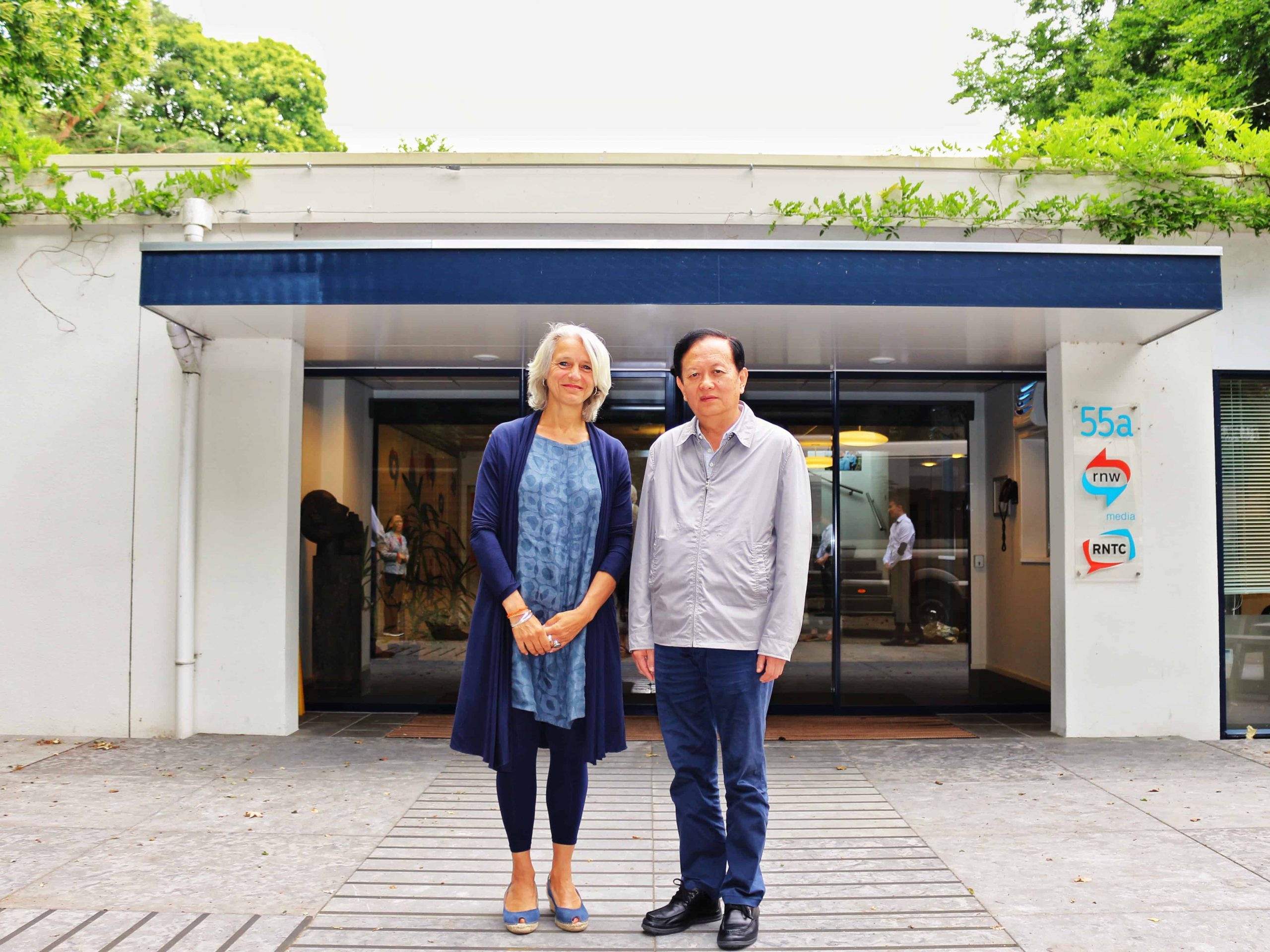 人民日报社总编辑李宝善（右）与荷广传媒CEO雅克琳·兰普合影。