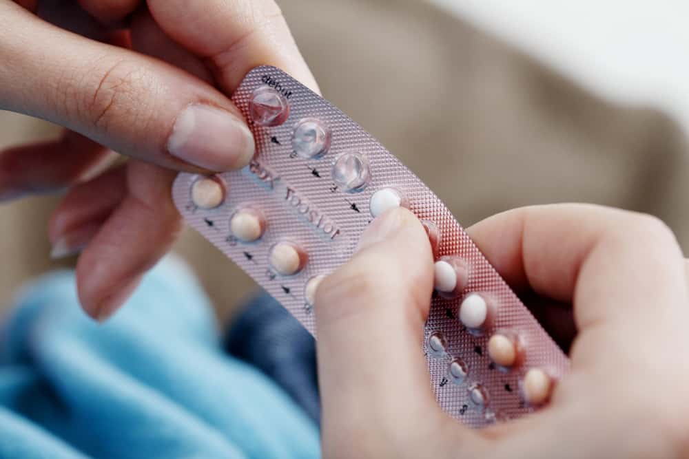 利用各种避孕手段避免月经来潮对女性没有任何已知伤害，无论是短期还是长期的。