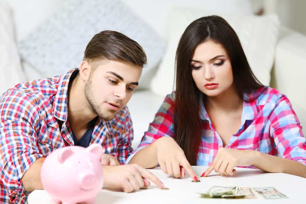 情侣夫妻间应该如何谈钱呢？