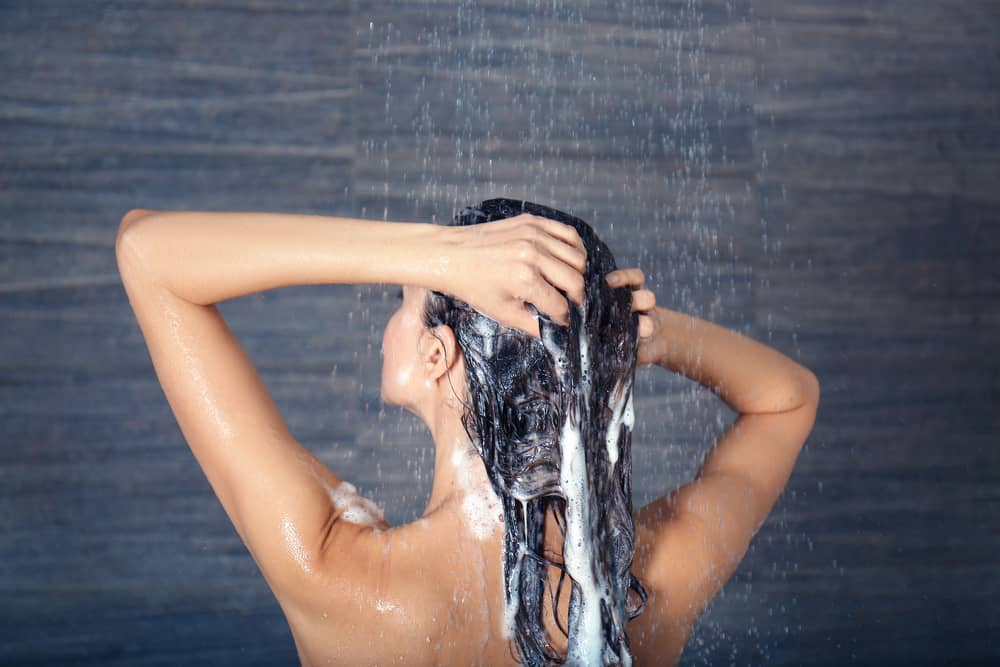 洗澡建议使用淋浴，盆浴容易造成感染。